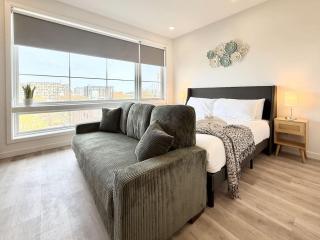 Studio Apt with Skyline Views, King Bed, and Gym - 0