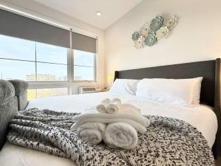 Studio Apt with Skyline Views, King Bed, and Gym - 1