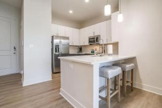 2Br Apt with Pool, Gym, and Free Parking - 0