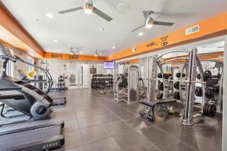 2Br Apt with Pool, Gym, and Free Parking - 6