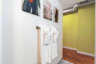 Chic Apartment with King Bed in Old City - 1