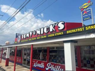 Chic Apartment with King Bed in Old City - 4