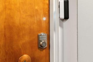 Chic Apartment with King Bed in Old City - 8