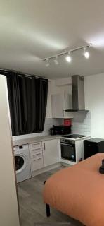 Room 5 minute Walk to Waterloo - 1