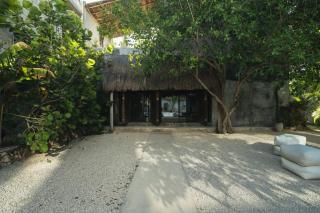 Luxury Design Villa with 36ft Pool and Garden - 4