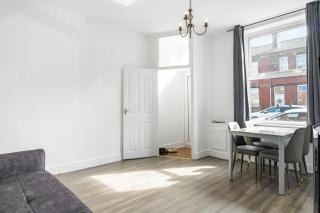 Modern Bury Retreat - Free Parking, Easy Manchester Access - 5