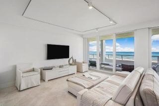 Two Bedroom Oceanfront Condo in Palm Beach - 2