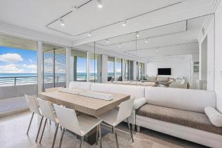 Two Bedroom Oceanfront Condo in Palm Beach - 7