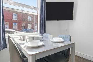 Modern Bury Retreat - Free Parking, Easy Manchester Access - - 2
