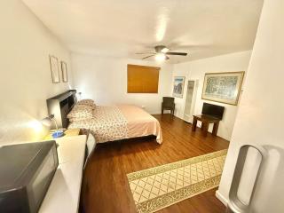 Redwood View Suite 326SQFT Private Entrance and Bath - 2