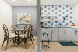 New & Blue - 2 blocks to the beach - 2