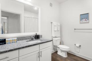 Trendy 1BR Apt with King Bed Pool Gym and Close to Beach - 6