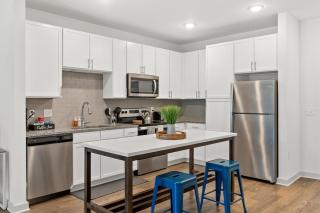 Trendy 1BR Apt with King Bed Pool Gym and Close to Beach - 5