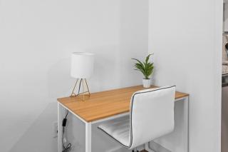 Trendy 1BR Apt with King Bed Pool Gym and Close to Beach - 3