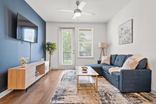 Trendy 1BR Apt with King Bed Pool Gym and Close to Beach - 0