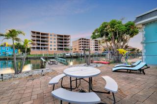 Dolphin Suite 2B Pet Friendly Waterfront Dock - 2