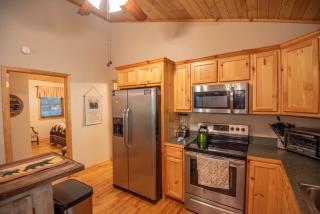 Prime Secluded Location- 5 Mins to State Park, Hot Tub, Dogs Welcome - 8