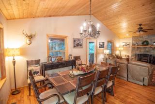 Prime Secluded Location- 5 Mins to State Park, Hot Tub, Dogs Welcome - 6