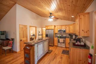 Prime Secluded Location- 5 Mins to State Park, Hot Tub, Dogs Welcome - 4