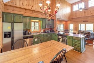 Lazy Dog Log Cabin, Hot Tub, Fishing Lake, New River Access, Foosball - 4