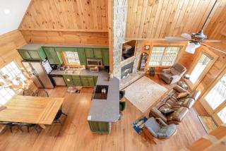 Lazy Dog Log Cabin, Hot Tub, Fishing Lake, New River Access, Foosball - 3