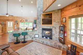 Lazy Dog Log Cabin, Hot Tub, Fishing Lake, New River Access, Foosball - 2