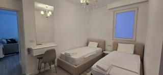 Luxury Lakeview Apartment - 8
