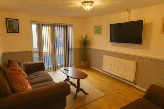 Cosy 3 Bed House, Decked Garden, Free Parking - Central Station - 0