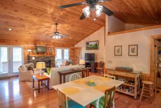 Log Cabin between Boone & J - Hot Tub - Private - Gas Fireplace - One Level - 7