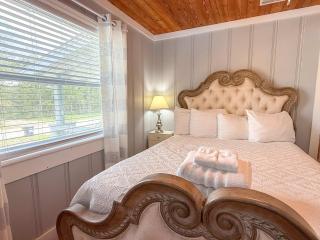 Pet Friendly Sleeps 9 Golf Cart Hot Tub - Weekly Discounts - 8