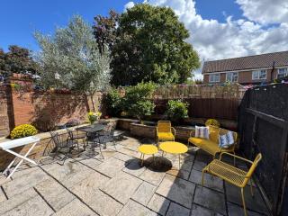 Willow Tree Retreat Airport Friendly 3BR House, with Garden & Office - Northolt - 0