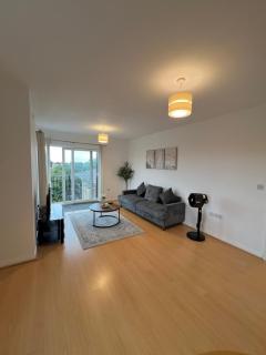 Modern 2 Bed Flat with Balcony in Hounslow - Cranford - 0