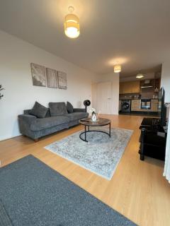 Modern 2 Bed Flat with Balcony in Hounslow - 8