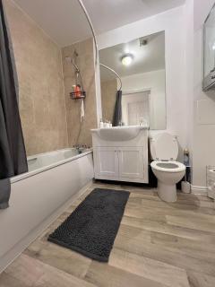 Modern 2 Bed Flat with Balcony in Hounslow - Cranford - 1