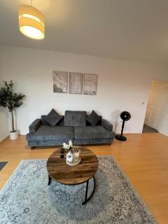 Modern 2 Bed Flat with Balcony in Hounslow - 7