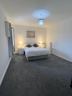 Modern 2 Bed Flat with Balcony in Hounslow - 2