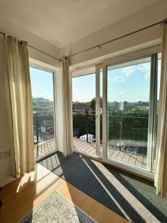 Modern 2 Bed Flat with Balcony in Hounslow - 1