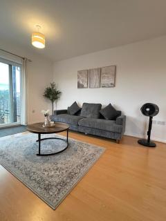 Modern 2 Bed Flat with Balcony in Hounslow - 9