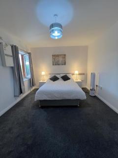 Modern 2 Bed Flat with Balcony in Hounslow - 3