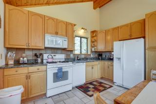 Mtn-View Deck Cabin Getaway in Angel Fire - 2