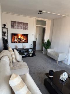 Sunny Flat w Balcony & King Bed - 0