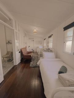 Oakmore Cottage Charming Queenslander - Central location - 2