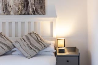 Lovely 2 Bedroom 2 Bathroom Apartment with Parking - 7