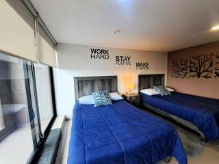 S08 DOBLE CAMA MATRIMONIAL Premium Suite Frente al TEC CEM con Cocineta WiFi Balcón Parking Terraza - 0