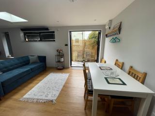 Modern Self Contained Garden Annexe Sleeps up to 4 - 6