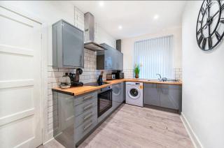 6 Bed Family Home With Free Parking - 6