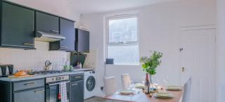 4-Bed Family House in Leeds with park view - 9