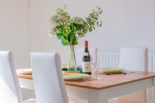 4-Bed Family House in Leeds with park view - 7