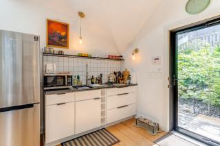 Pet-Friendly Minneapolis Studio Walk to Lake! - 3