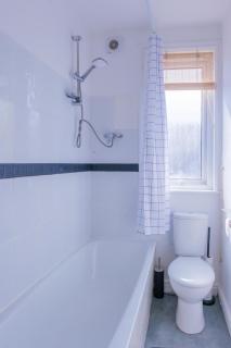 4-Bed Family House in Leeds with park view - 0